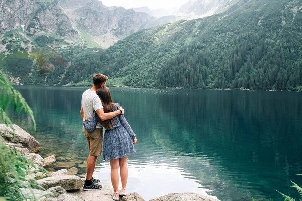 ラブストーリーカップル 山の湖の風景で幸せな若いロマンチックな人々 夏の公園で二人の男と女を愛しなさい 若い家族がアクティブな冒険休暇を旅行する — ストック写真