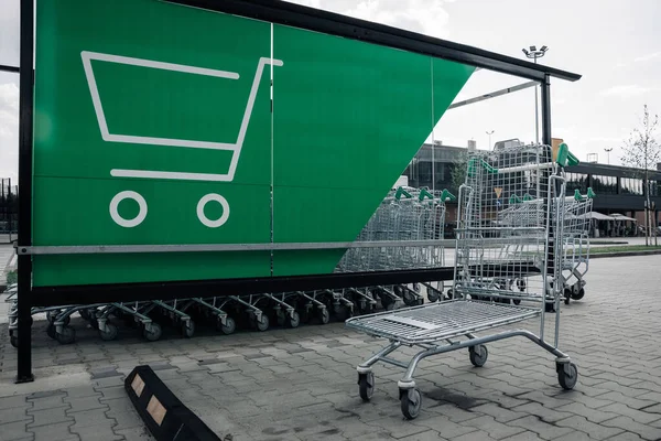 Supermercado Trolley Carro Carro Compras Vacío Estacionamiento Del Supermercado Venta —  Fotos de Stock