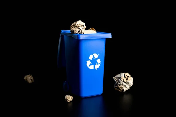 Trennpapier Recyceln Blauer Mülleimer Für Recyclingpapier Isoliert Auf Schwarzem Hintergrund — Stockfoto