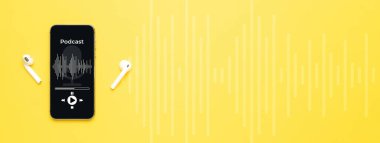 Podcast ikonu. Mikrofonlu ses ekipmanları, ses kulaklıkları, cep telefonu ekranında podcast uygulaması. Sarı arkaplandaki radyo kayıt sesi. Medya müzik konseptini yayınla