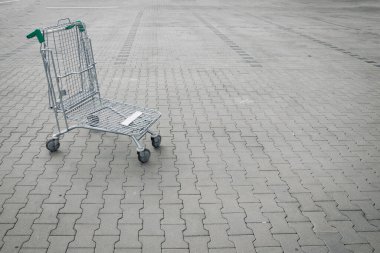 Araba pazarı. Süpermarketin otoparkında boş alışveriş arabası. Ev eşyaları, abur cubur veya inşaat malzemeleri alma zamanı