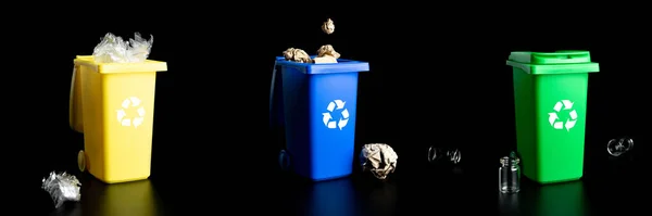 ゴミ箱セット プラスチック ガラスをリサイクルするための黄色 青のゴミ箱は 黒の背景に隔離されたゴミをすることができます 廃棄物処理容器と環境保全 — ストック写真