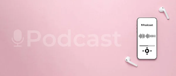 Música podcast. Pantalla móvil para smartphone con aplicación de podcast, auriculares de sonido. Voz de audio con micrófono de radio sobre fondo rosa. Banner de música de medios de difusión con espacio de copia. —  Fotos de Stock