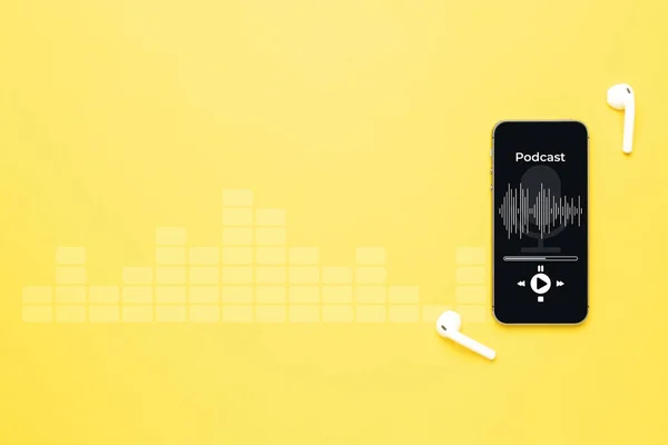 Equipamento de áudio podcast. Microfone de áudio, fones de ouvido de som, aplicativo de podcast na tela do smartphone móvel. Gravação de voz sonora em fundo amarelo. Banner de mockup de jogador de rádio online ao vivo. — Fotografia de Stock