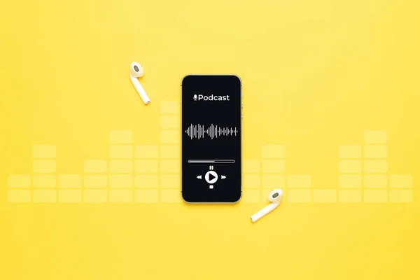 Podcast muziek. Mobiel smartphone scherm met podcast applicatie, geluidskoptelefoon. Audio stem met radio microfoon op gele achtergrond. Uitzending mediamuziek banner met kopieerruimte. — Stockfoto