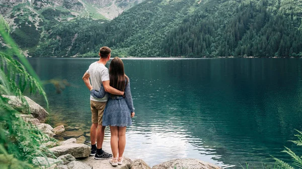 風景の愛 夏の公園で夫婦と女性が一緒に 山の湖の風景で幸せな若いロマンチックな人々 愛と旅行幸せな感情ライフスタイルの概念 — ストック写真
