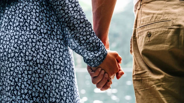 Paar Beim Gehen Glückliche Junge Romantiker Halten Händchen Liebespaar Mann — Stockfoto