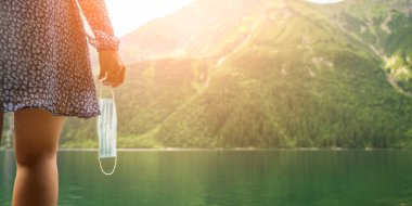 Ölüm nedeni, tamam. Genç bayan koruyucu, mutlu kadın, tıbbi maskeyi çıkarın. Salgın sırasında zihinsel sağlık ve rahatlama. Sancak kopyalama alanı