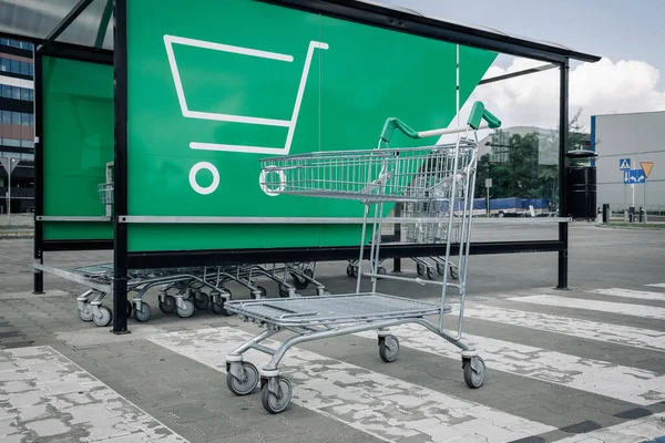 特罗利购物 超市停车场的购物车是空的 购买家庭用品 小吃或建筑材料的时间 — 图库照片
