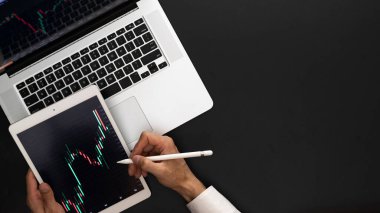 Şamdan çizelgesi. Dijital ekranda yatırım teknolojisi uygulaması. Satmak, satın almak ve kâr payı istatistiklerini analiz etmek için mali başvuru. Ekran satışı arka planı