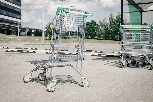 Trolley超市超市停车场的购物车是空的 商场购物商场消费者概念 — 图库照片