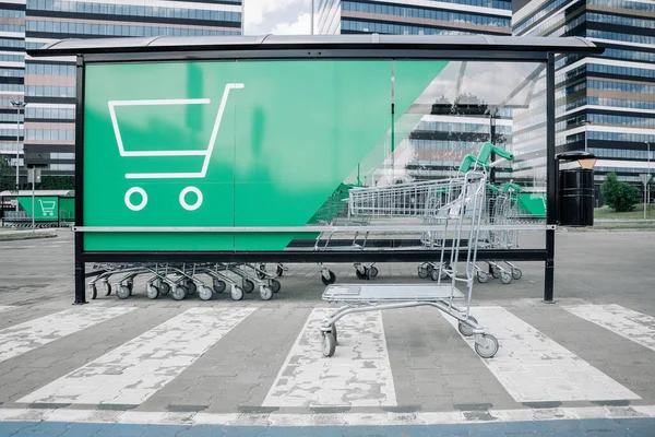 Supermercado Trolley Carro Carro Compras Vacío Estacionamiento Del Supermercado Venta —  Fotos de Stock