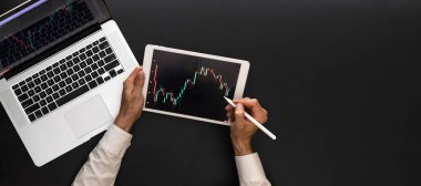 Veri analizi Satmak, satın almak ve kâr payı istatistiklerini analiz etmek için mali başvuru. Dijital ekranda yatırım teknolojisi uygulaması. Kopyalama alanı ile çevrimiçi başarı arkaplanı