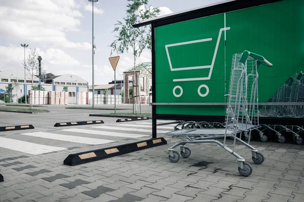 Trolley超市超市停车场的购物车是空的 商场购物商场消费者概念 — 图库照片