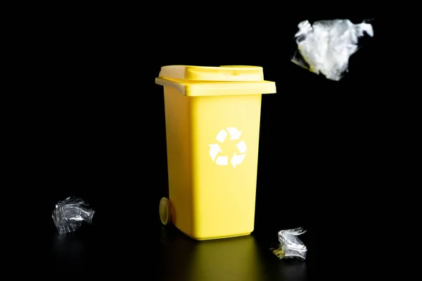 Recycelter Kunststoff Behälter Für Die Entsorgung Von Müll Und Schonen — Stockfoto