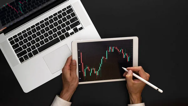 Yatırımcı bul. Satmak, satın almak ve kâr payı istatistiklerini analiz etmek için mali başvuru. Dijital ekranda yatırım teknolojisi uygulaması. Genel para birimi arkaplanı. — Stok fotoğraf