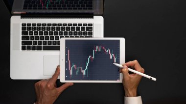 Küresel para birimi. Satmak, satın almak ve kâr payı istatistiklerini analiz etmek için mali başvuru. Dijital ekranda yatırım teknolojisi uygulaması. Yatırımcı geçmişini yatırım yap.