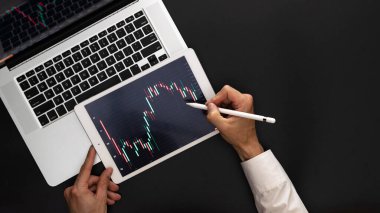 Veri analizi Satmak, satın almak ve kâr payı istatistiklerini analiz etmek için mali başvuru. Dijital ekranda yatırım teknolojisi uygulaması. Çevrimiçi başarı arkaplanı.