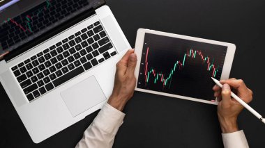 İş grafiği. Satmak, satın almak ve kâr payı istatistiklerini analiz etmek için mali başvuru. Dijital ekranda yatırım teknolojisi uygulaması. Hisse senedi piyasası geçmişi