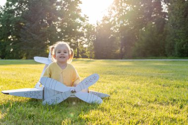 Karton pilot. Kız giyimli oyun çocuğu. Park rüya havacılığı..