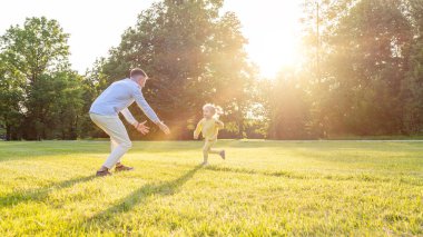 Park zamanı. Ebeveynler ve çocuklar dışarıda kaliteli zaman geçiriyorlar.