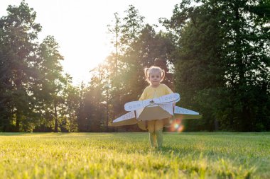 Pilot macera. Uçan kız çocuk. Mukavva kostümlü hayal parkı.