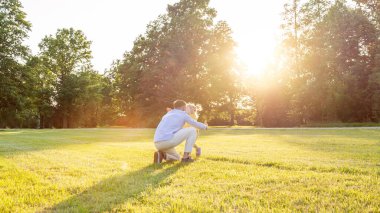 Aile bağı. Mutlu aile ebeveynliği anları.
