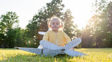 Karton pilot. Kız giyimli oyun çocuğu. Park rüya havacılığı.
