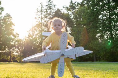 Pilot macera. Uçan kız çocuk. Mukavva kostümlü hayal parkı.