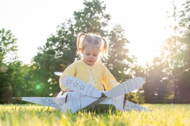 Pilot macera. Uçan kız çocuk. Mukavva kostümlü hayal parkı.