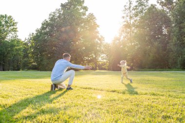 Baba kızı. Green Park 'ta baba-çocuk yakınlaşma anı