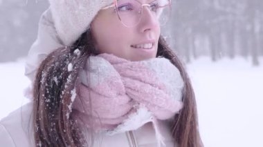 Mevsimlik kadın yaşam tarzı. Kış parkında kar yağışı yapan kız. Farkındalık kavramı. Yüksek kalite 4k görüntü