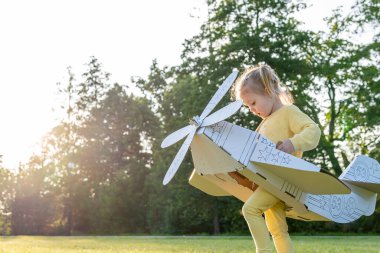 Karton pilot. Kız giyimli oyun çocuğu. Park rüya havacılığı.