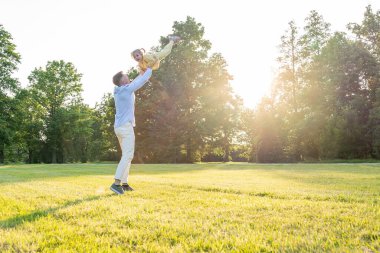 Ebeveynlik dışarıda. Mutlu baba ve küçük kız parkta