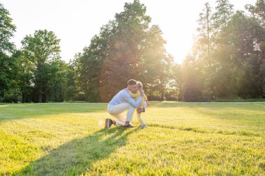 Baba çocuk. Baba ve kızı parkta oynaşıyor.