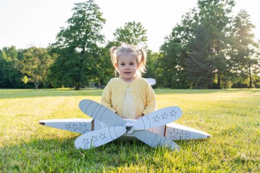 Pilot macera. Uçan kız çocuk. Mukavva kostümlü hayal parkı.