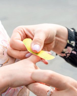 Çocuk bakımı. Bebek parmağı yapışkan şeritle korunuyor. Ebeveyn güvenliği kavramı