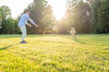 Baba çocuk. Baba yeni yürümeye başlayan kızıyla oynuyor.