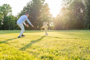 Baba çocuk. Baba yeni yürümeye başlayan kızıyla oynuyor.