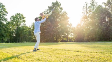 Baba çocuk. Ebeveynler ve çocuklar dışarıda kaliteli zaman geçiriyorlar.