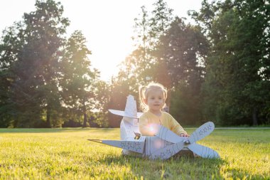 Uçak çocuğu. Uçan karton pilot kız. Açık hava sarı kostüm parkı