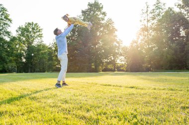 Baba çocuk. Baba yeni yürümeye başlayan kızıyla oynuyor.