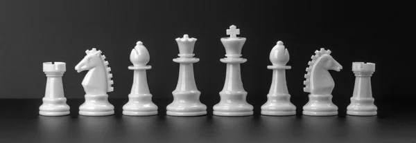 Witte chess cijfers geïsoleerd op de zwarte achtergrond. Set van chess cijfers. — Stockfoto