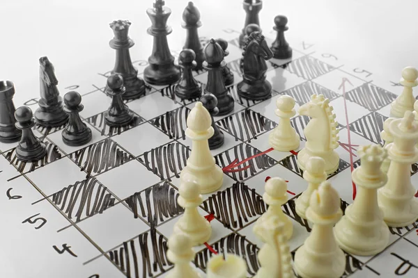 Chess, l'attaque de White. Plateau blanc avec des figures d'échecs dessus. Plan de bataille . — Photo