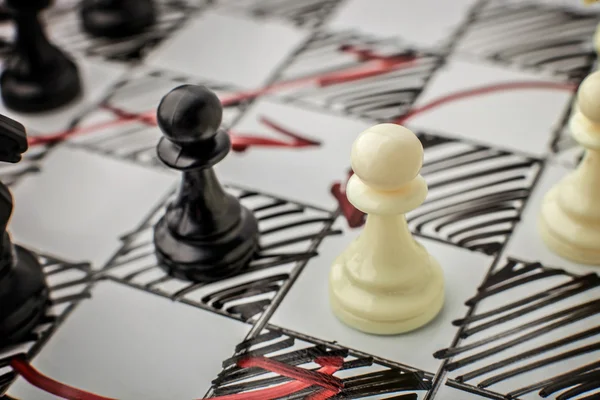 Les échecs. Pion blanc et noir face à face sur un tableau blanc. Pions, échecs d'infanterie . — Photo