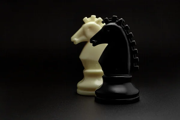 Schaken. De ridders van de zwart-wit op zwarte achtergrond. Set van chess cijfers. Schaken paarden. — Stockfoto