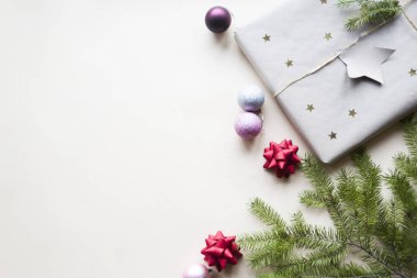 Uzay, hediyeler ve balolarla dolu Noel arkaplanı