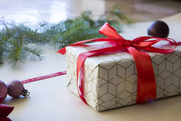 Kırmızı kurdeleli Noel hediyesi kutusu