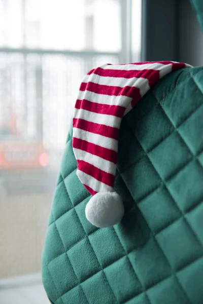 Beyaz ponponlu kırmızı ve beyaz çizgili elf şapkası Noel Baba 'nın yardımcısı, süslü elbise, çocuklar için kostüm.