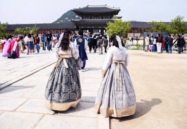 Seul 'deki festivalde geleneksel Kore kostümlü kadınlar. Gyeongbokgung Sarayı.